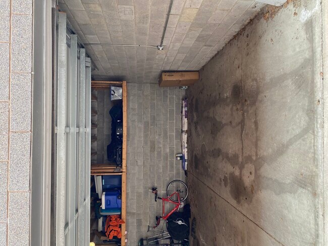 Building Photo - 902 N Elston Ave