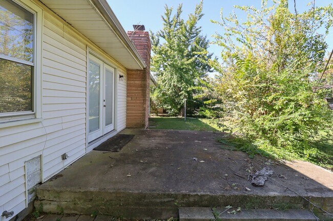 Building Photo - 3 Bed Mid-Town Beaut! Available for Immedi...