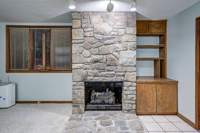 Building Photo - Large home in a beautiful setting close to all JC amenities