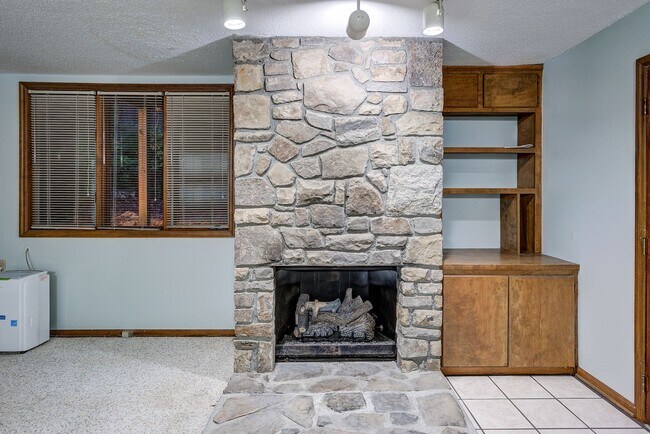 Building Photo - Large home in a beautiful setting close to...