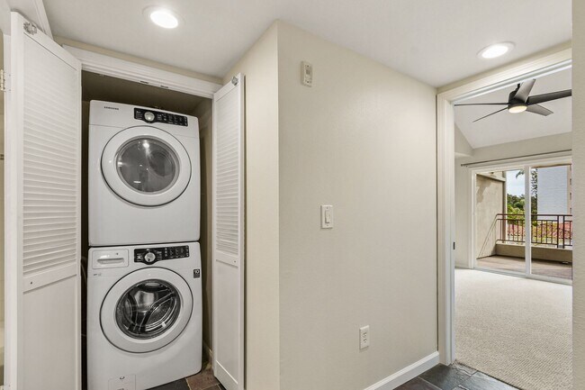 Building Photo - Penthouse 1BR + Loft w/ Bonus Room | 2 Baths | Laundry | 2 Parking | Walk to Balboa Park