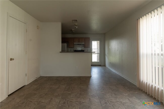 Building Photo - 102 E Robin Ln