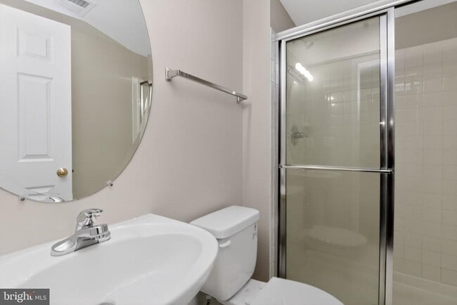 Building Photo - 207 Chesterbrook Ct