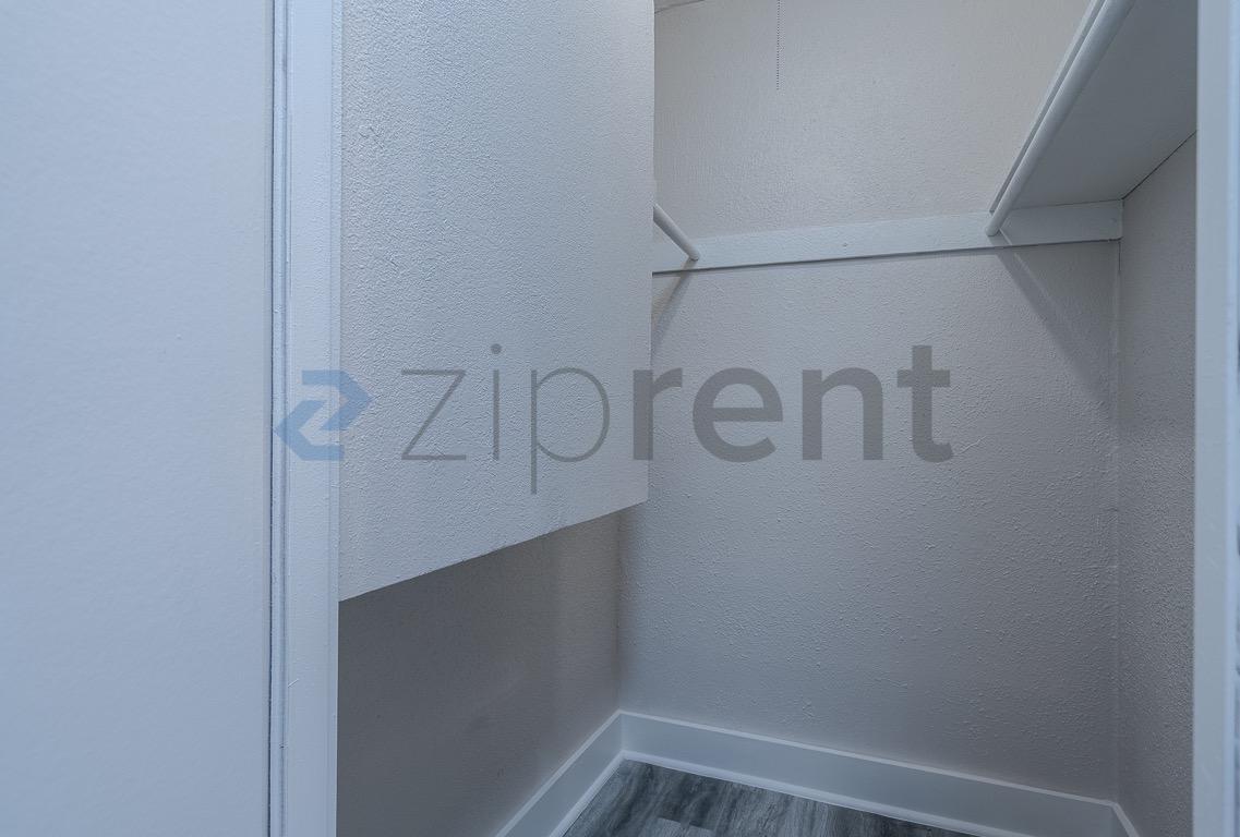 Building Photo - 19 Lakeway St