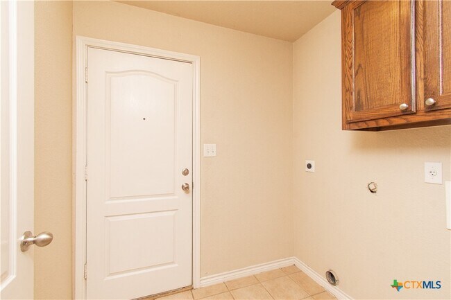 Building Photo - 305 Hedy Dr