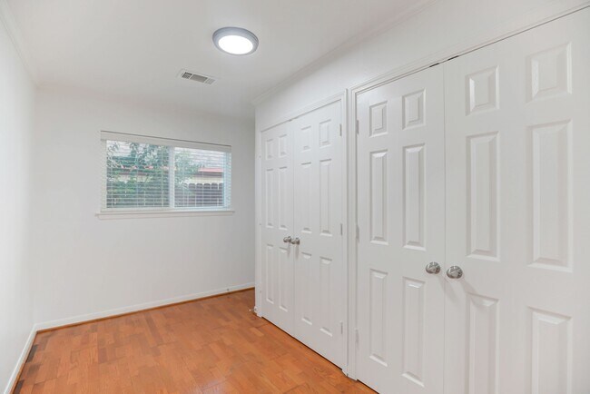 Building Photo - 726 Parkhill St
