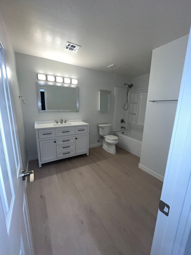 Building Photo - 121 E Santa Cruz Dr