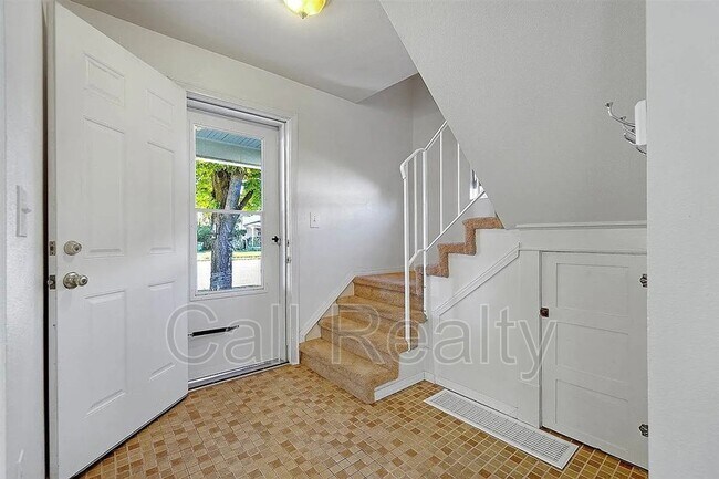 Building Photo - 2423 E Everett Ave