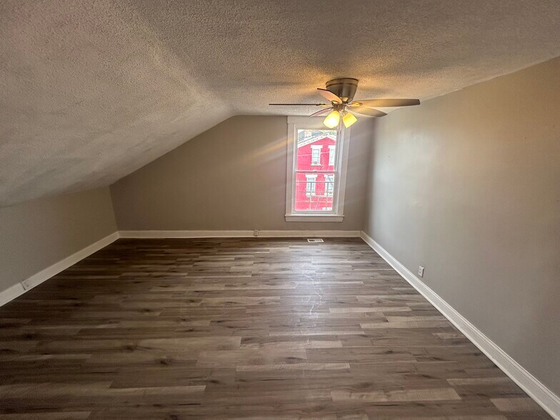 Building Photo - 231 E 11th St