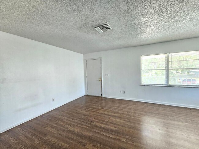 Building Photo - 209 Northwest Jefferson Cir N