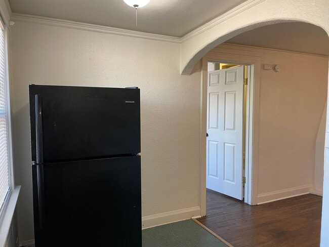 Building Photo - Charming Upstairs Apartment