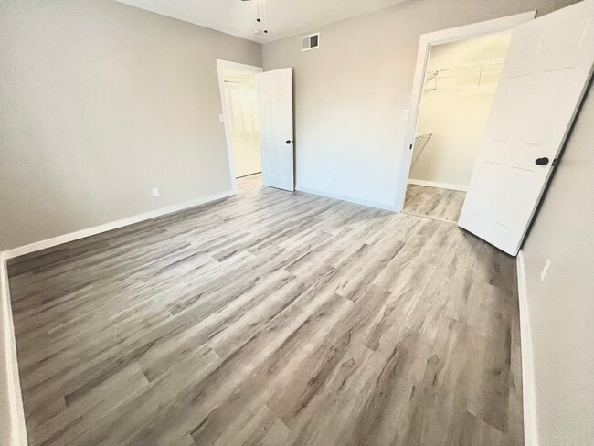 Building Photo - Oakwood Apartments