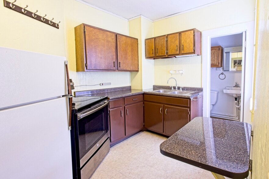 Kitchen with fold up/down table - 100 N Main St