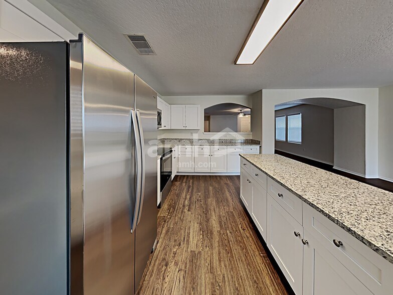 Building Photo - 9210 Laguna Falls