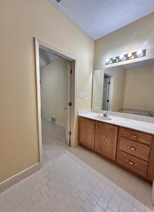Building Photo - 596 W Ashley Glen Cir
