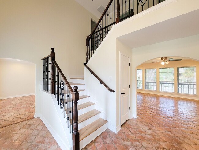 Building Photo - BEAUTIFUL LARGE 4 BEDROOM 2.5 BATH HOME