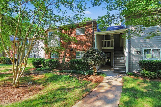 Building Photo - 2 Bedroom Condo In South Park!