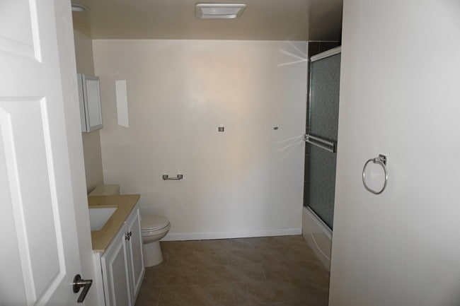Building Photo - 9126 Langdon Ave