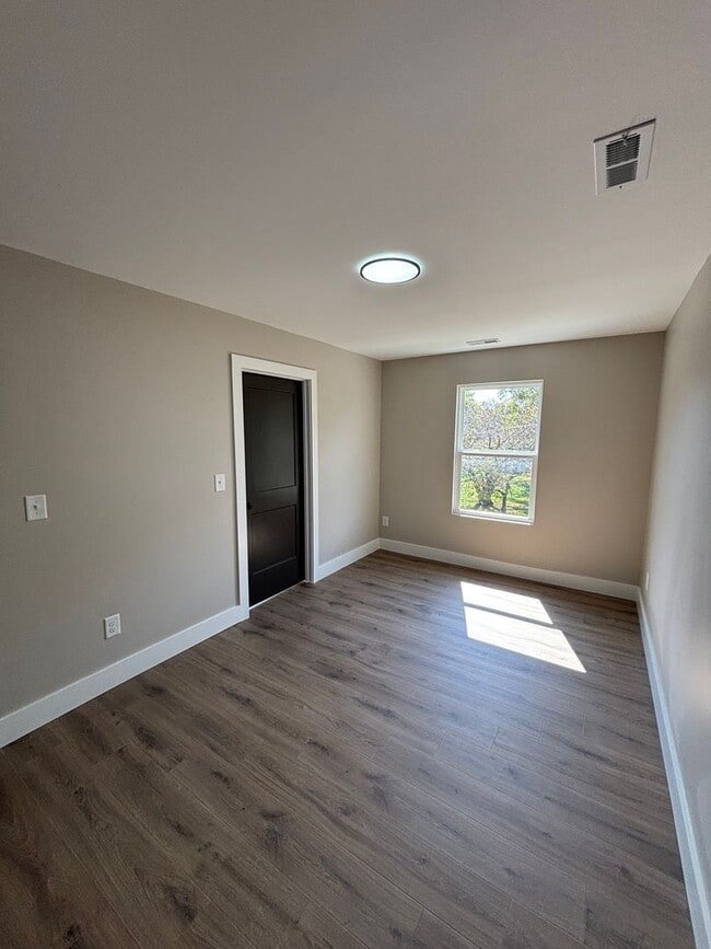 Building Photo - 3131 Linden Ave