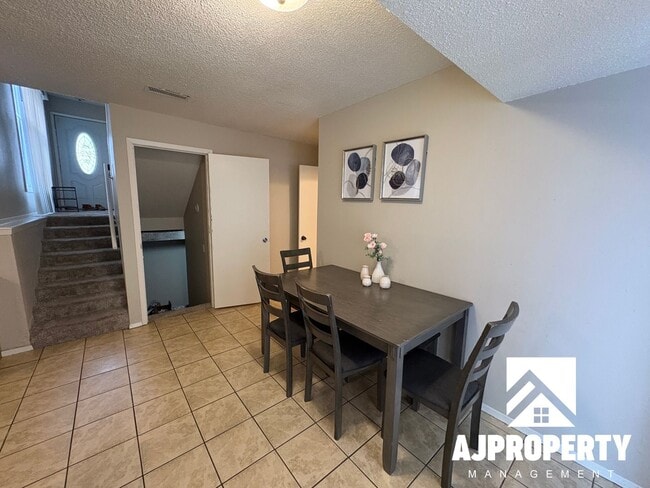 Building Photo - 4620 S Louise Ave