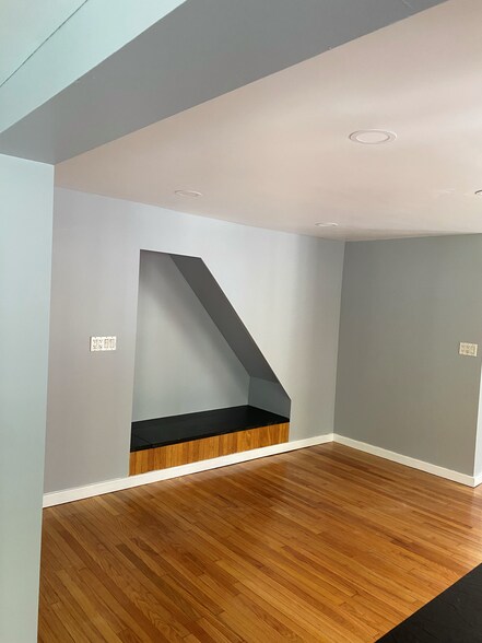 Building Photo - 1150 Chapel St