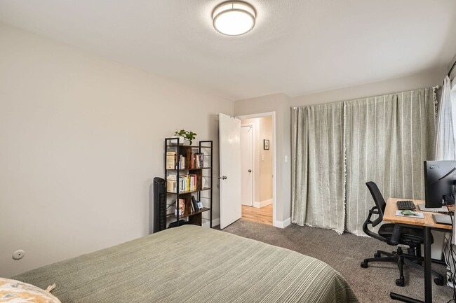 Building Photo - Modern Comfort Meets City Convenience in D...
