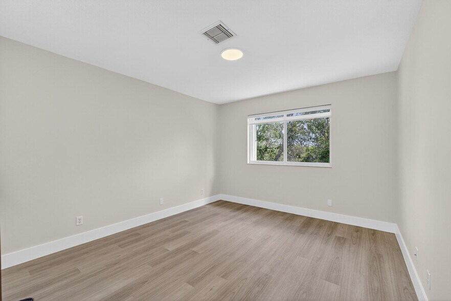 Building Photo - 2213 Oakmont Dr