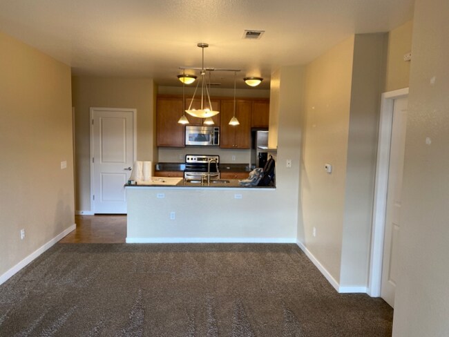 Building Photo - Beautiful 2BD/2BA Condo with Garage in Par...