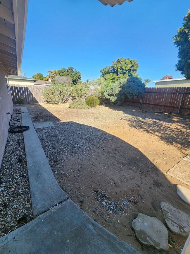 Building Photo - Adorable Single Level 3 Bed, 2 Bath Arroyo...