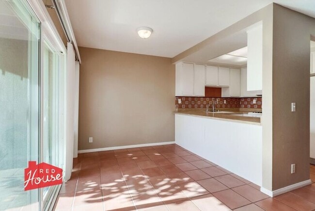 Building Photo - 825 Mola Vista Way