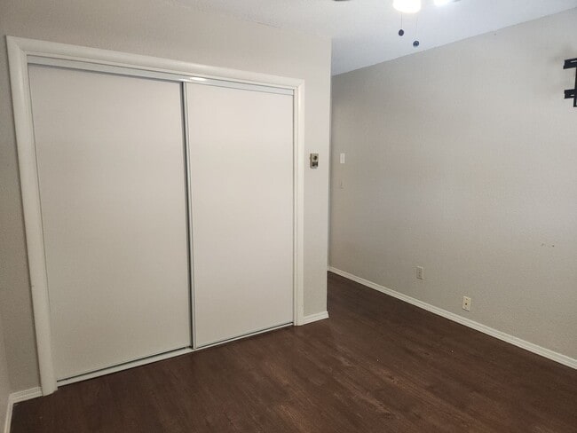 Building Photo - Updated 2 bed + bonus room / 2 bath home