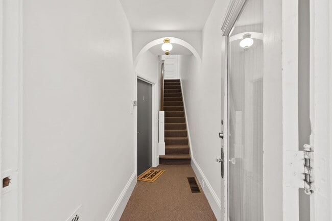 Building Photo - Spacious 1 Bedroom Apartment with Den - In Unit Laundry!