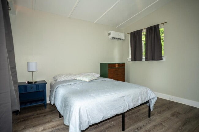 Building Photo - 130 Ella St