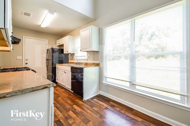 Building Photo - 941 Oak Street Southwest