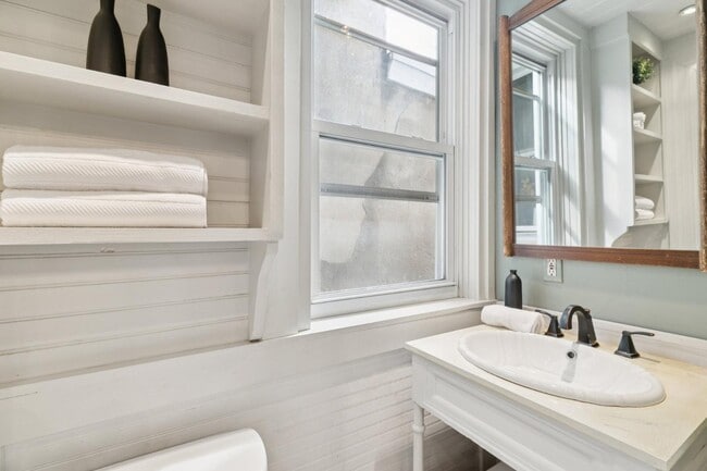 Building Photo - 1228 Catharine St