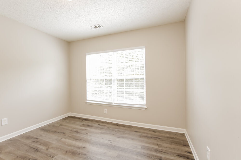 Building Photo - 555 River View Dr