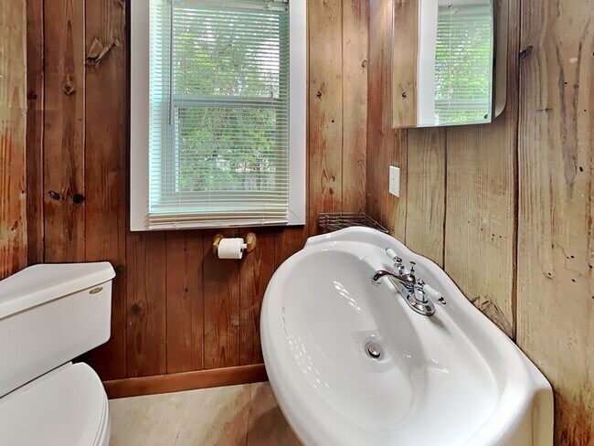 Building Photo - 1740 N Shore Terrace