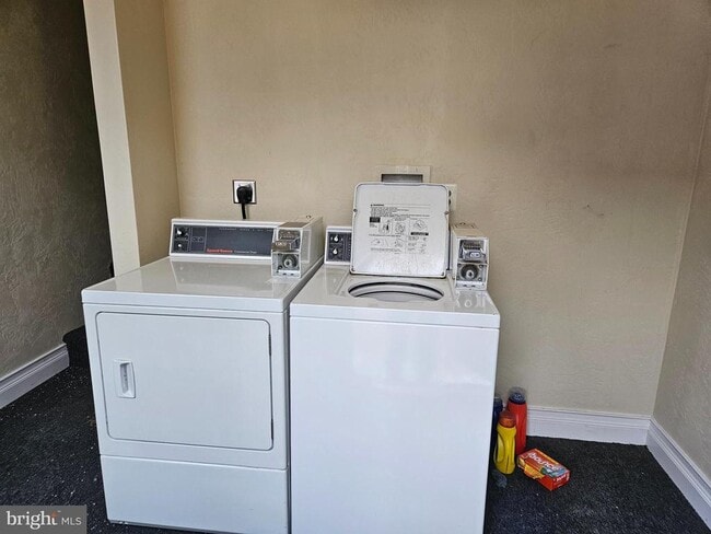 Building Photo - 246 S St Clair St