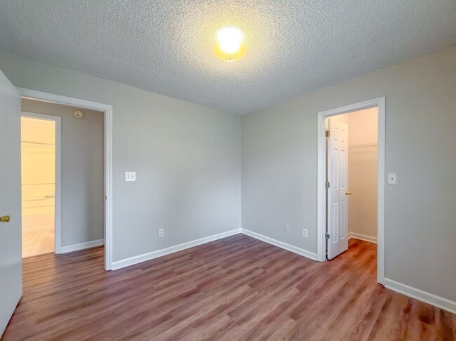 Building Photo - LOVELY SE 3/2 w/ New Paint, Fireplace, Fenced Yard, Vaulted Ceilings, Washer/Dryer, & No Carpet! ...