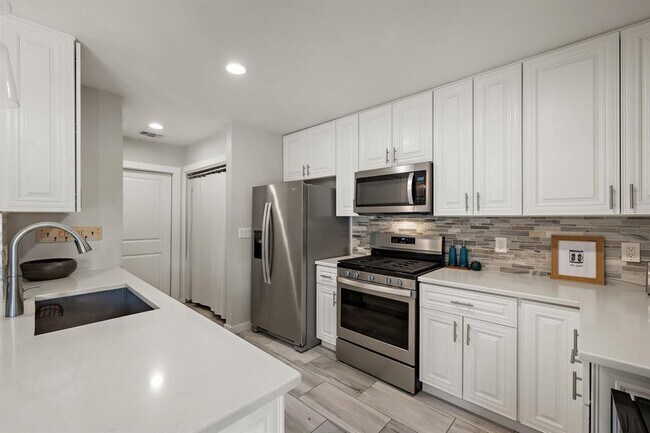 Building Photo - 2101 Falcon Hill Dr