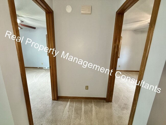 Building Photo - 2 Bedroom, 1.5 Bath Now Available!