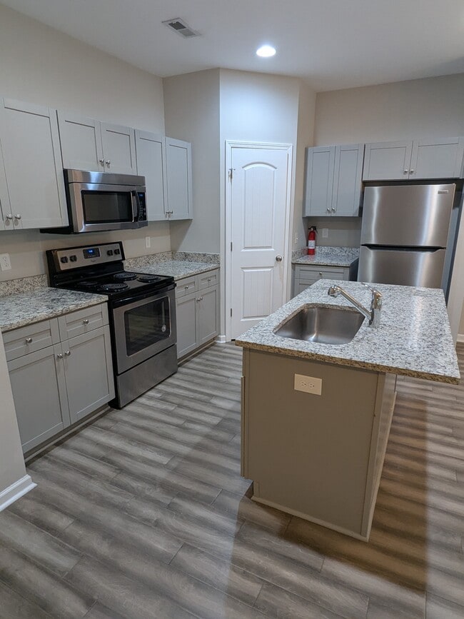 Building Photo - 740 Pippin Dr