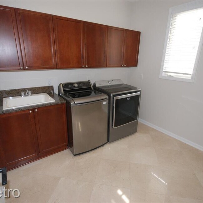 Building Photo - 5121 Parkgate Dr