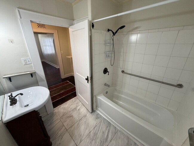 Building Photo - Pensacola - East Hill - 3 bedroom, 1 bathroom