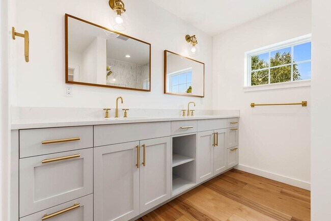 Building Photo - Updated 4 Bedroom North Capitol Hill Craftsman