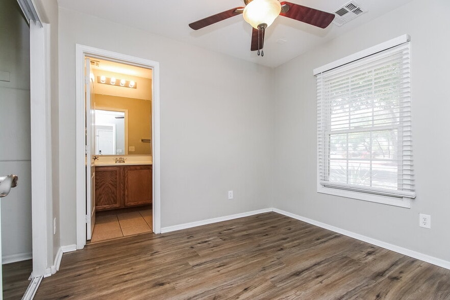 Building Photo - 2121 E Huntington Dr