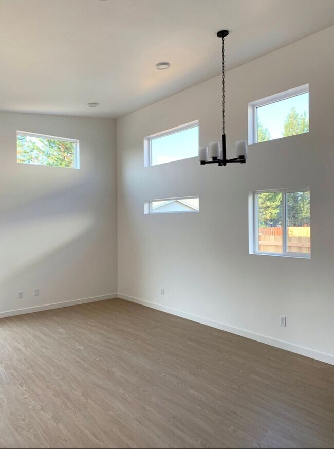 Building Photo - Newer cute bungalow in La Pine OR