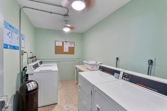 Building Photo - 1950 N Andrews Ave