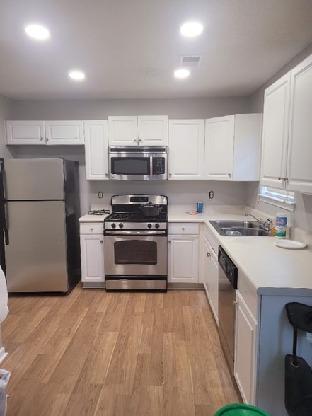 Building Photo - 3042 Knoll View Pl