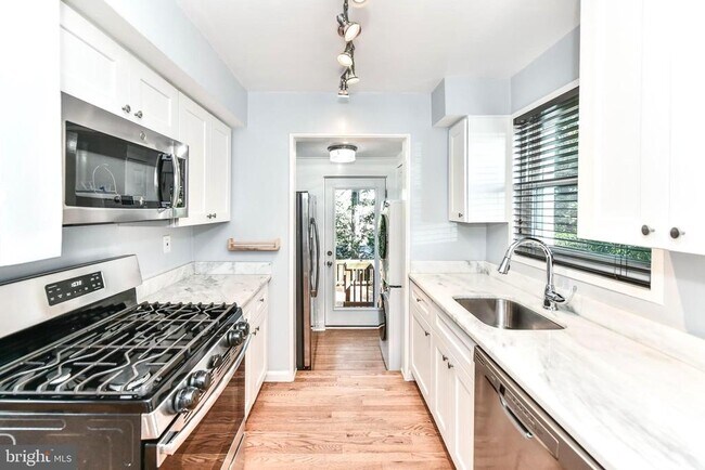 Building Photo - 1028 S Edison St